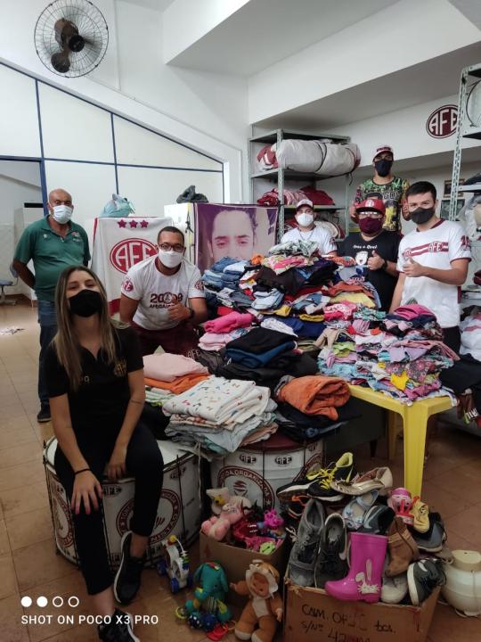 Foto 2 de 2 — Torcida organizada Afeganistão arrecada mais de 500 peças em campanha solidária